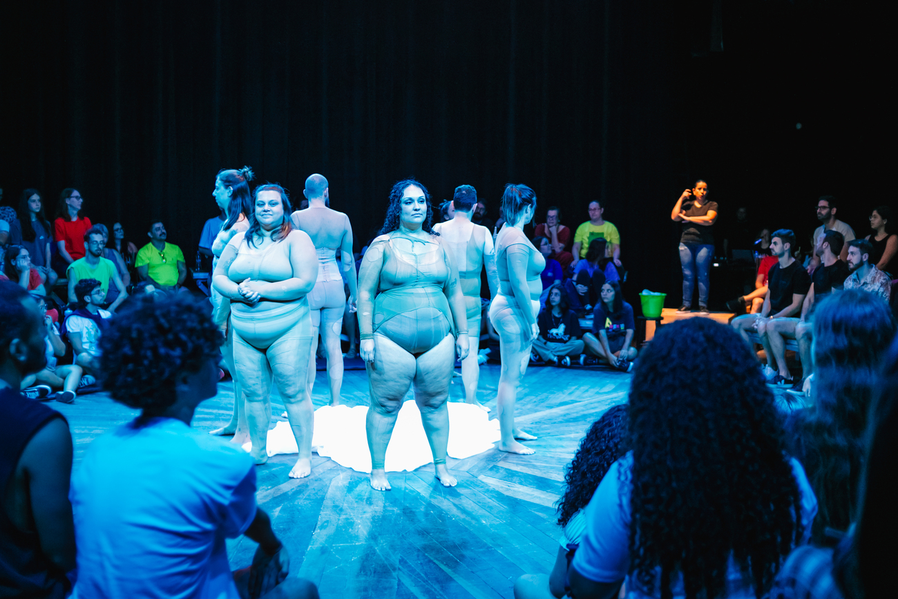 “Alguns corpos” celebra 20 anos da Carona Escola de Teatro.
