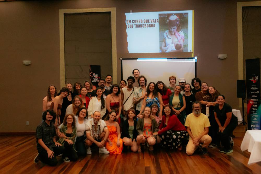 DEBAIXO DAS SAIAS DE YONARA, INÊS E JULIA (26.02)